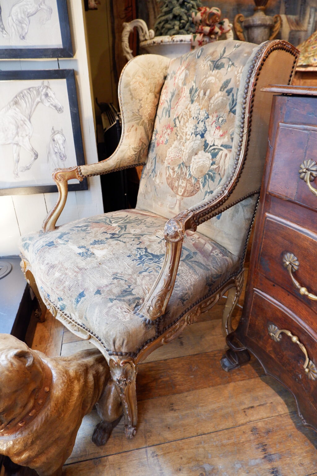 Fauteuil Régence à oreilles en bois doré recouvert d’une fine tapisserie d’époque XIXe – Image 10