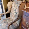 Fauteuil Régence à oreilles en bois doré recouvert d’une fine tapisserie d’époque XIXe – Image 9