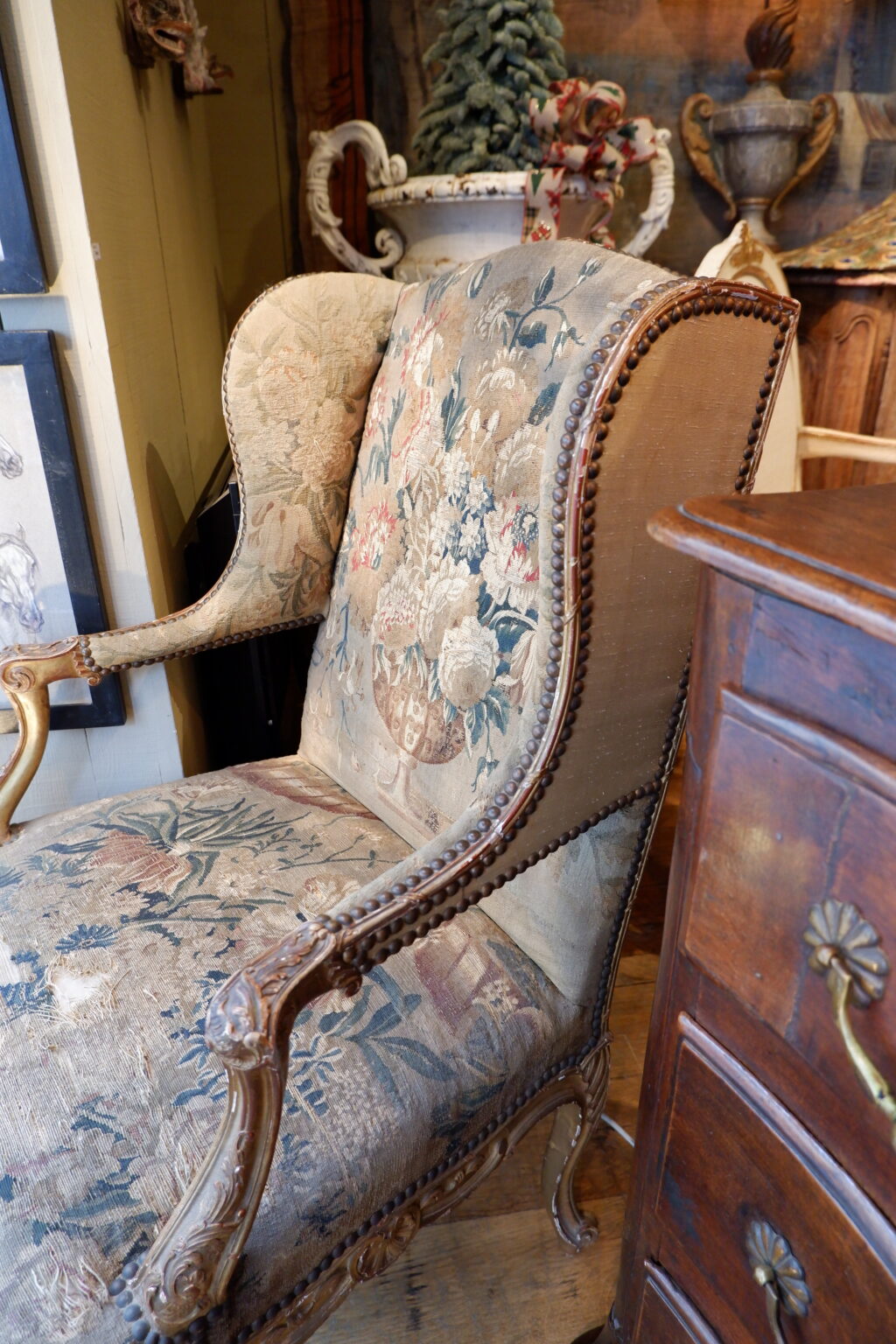 Fauteuil Régence à oreilles en bois doré recouvert d’une fine tapisserie d’époque XIXe – Image 9