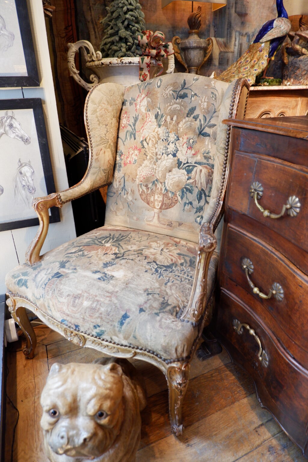 Fauteuil Régence à oreilles en bois doré recouvert d’une fine tapisserie d’époque XIXe – Image 3