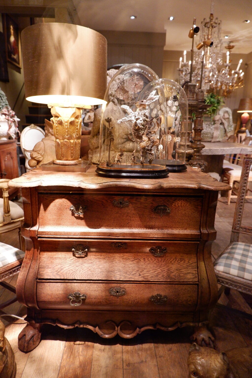 Petite commode bombée en chêne pieds griffes d'oiseaux -milieu XIXe – Image 2