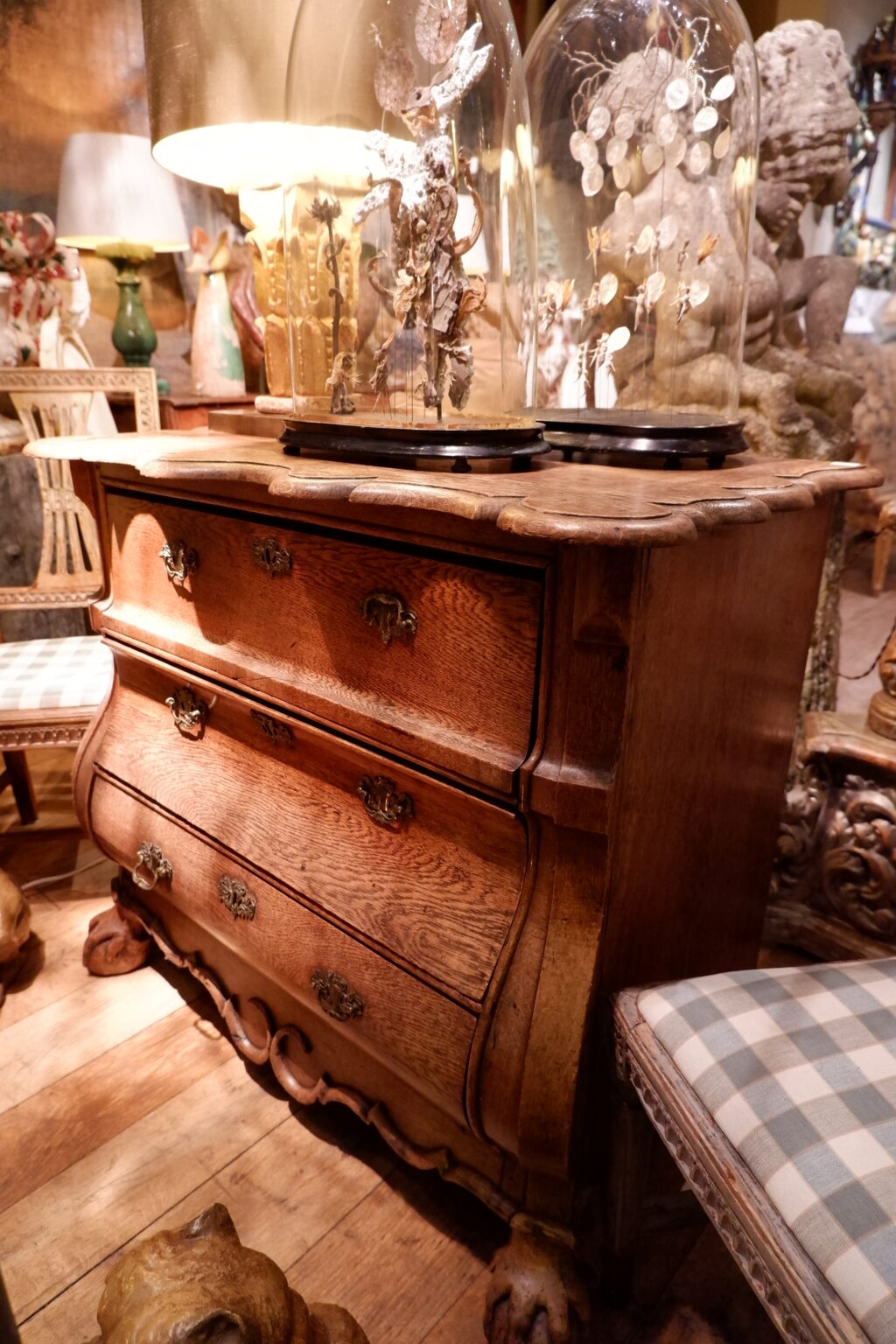 Petite commode bombée en chêne pieds griffes d'oiseaux -milieu XIXe – Image 3