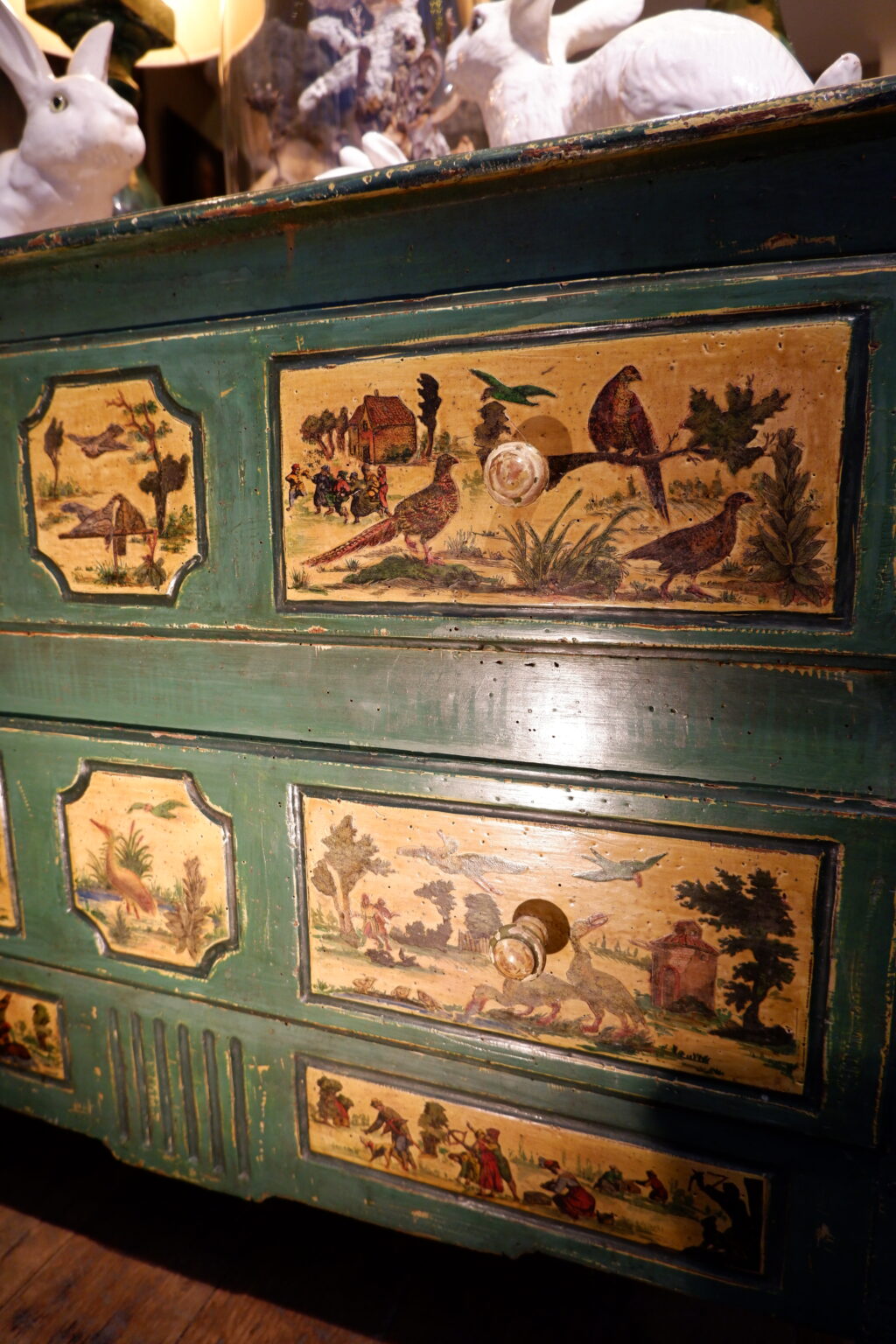 Commode d'époque Louis XVI décor naturaliste d'oiseaux et scènes paysannes en Arte Povera ca.1800 – Image 3