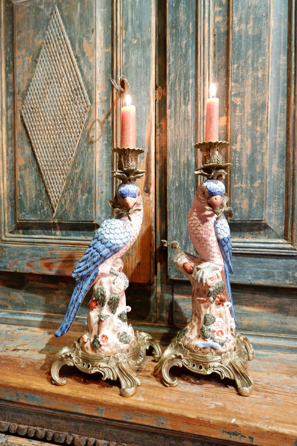 Paire de bougeoirs en porcelaine "perroquets au plumage blanc & bleu" sur socle en bronze ciselé, début XIXe – Image 4