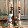 Paire de bougeoirs en porcelaine "perroquets au plumage blanc & bleu" sur socle en bronze ciselé, début XIXe – Image 5