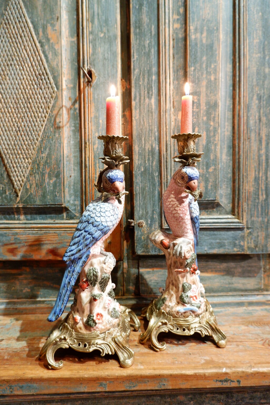 Paire de bougeoirs en porcelaine "perroquets au plumage blanc & bleu" sur socle en bronze ciselé, début XIXe – Image 5