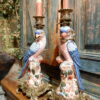 Paire de bougeoirs en porcelaine "perroquets au plumage blanc & bleu" sur socle en bronze ciselé, début XIXe