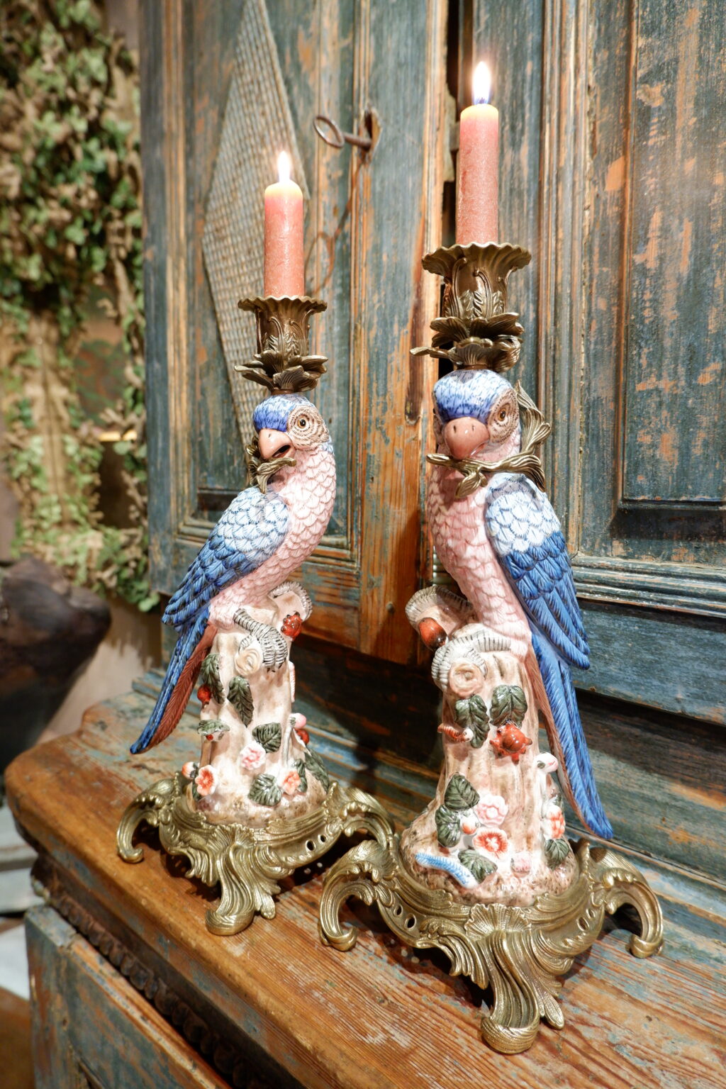 Paire de bougeoirs en porcelaine "perroquets au plumage blanc & bleu" sur socle en bronze ciselé, début XIXe