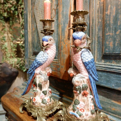 Paire de bougeoirs en porcelaine “perroquets au plumage blanc & bleu” sur socle en bronze ciselé, début XIXe