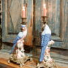 Paire de bougeoirs en porcelaine "perroquets au plumage blanc & bleu" sur socle en bronze ciselé, début XIXe – Image 3
