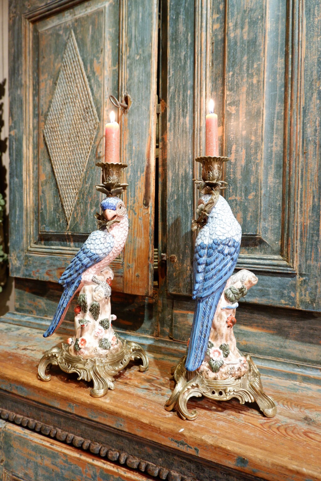 Paire de bougeoirs en porcelaine "perroquets au plumage blanc & bleu" sur socle en bronze ciselé, début XIXe – Image 3