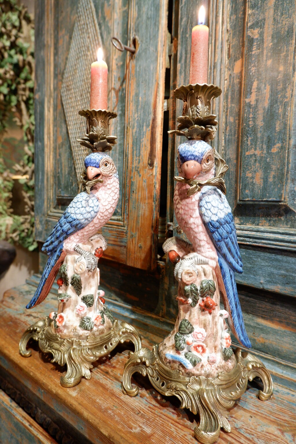 Paire de bougeoirs en porcelaine "perroquets au plumage blanc & bleu" sur socle en bronze ciselé, début XIXe – Image 2