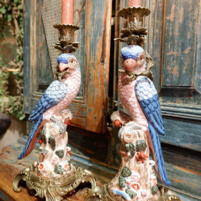 Paire de bougeoirs en porcelaine “perroquets au plumage blanc & bleu” sur socle en bronze ciselé, début XIXe