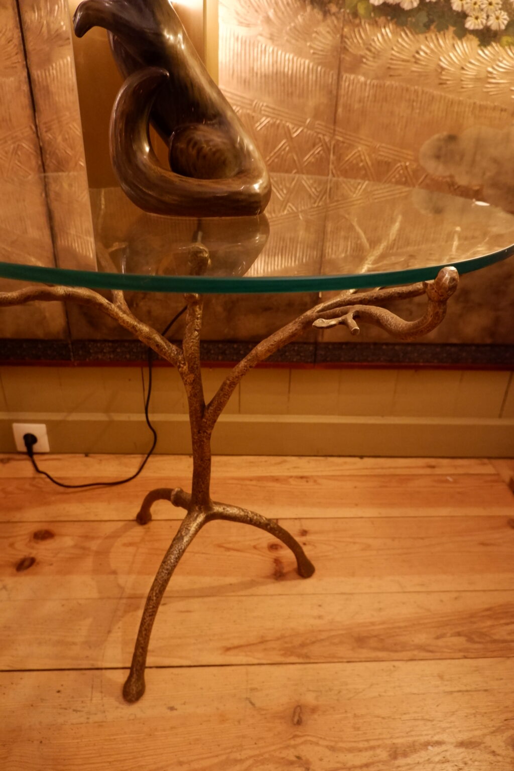Guéridon branche patine bronze & plateau en verre – Image 2