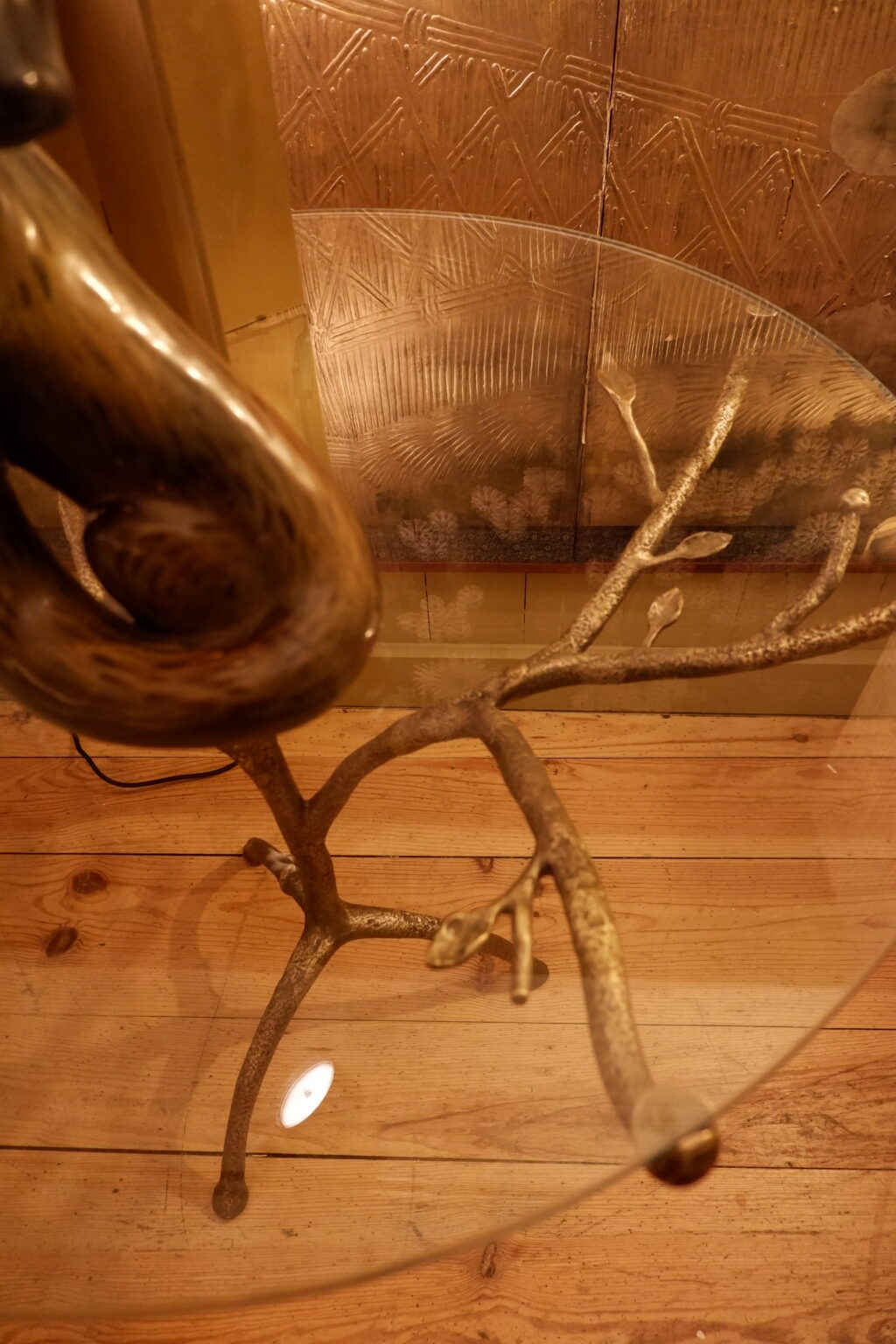 Guéridon branche patine bronze & plateau en verre – Image 4
