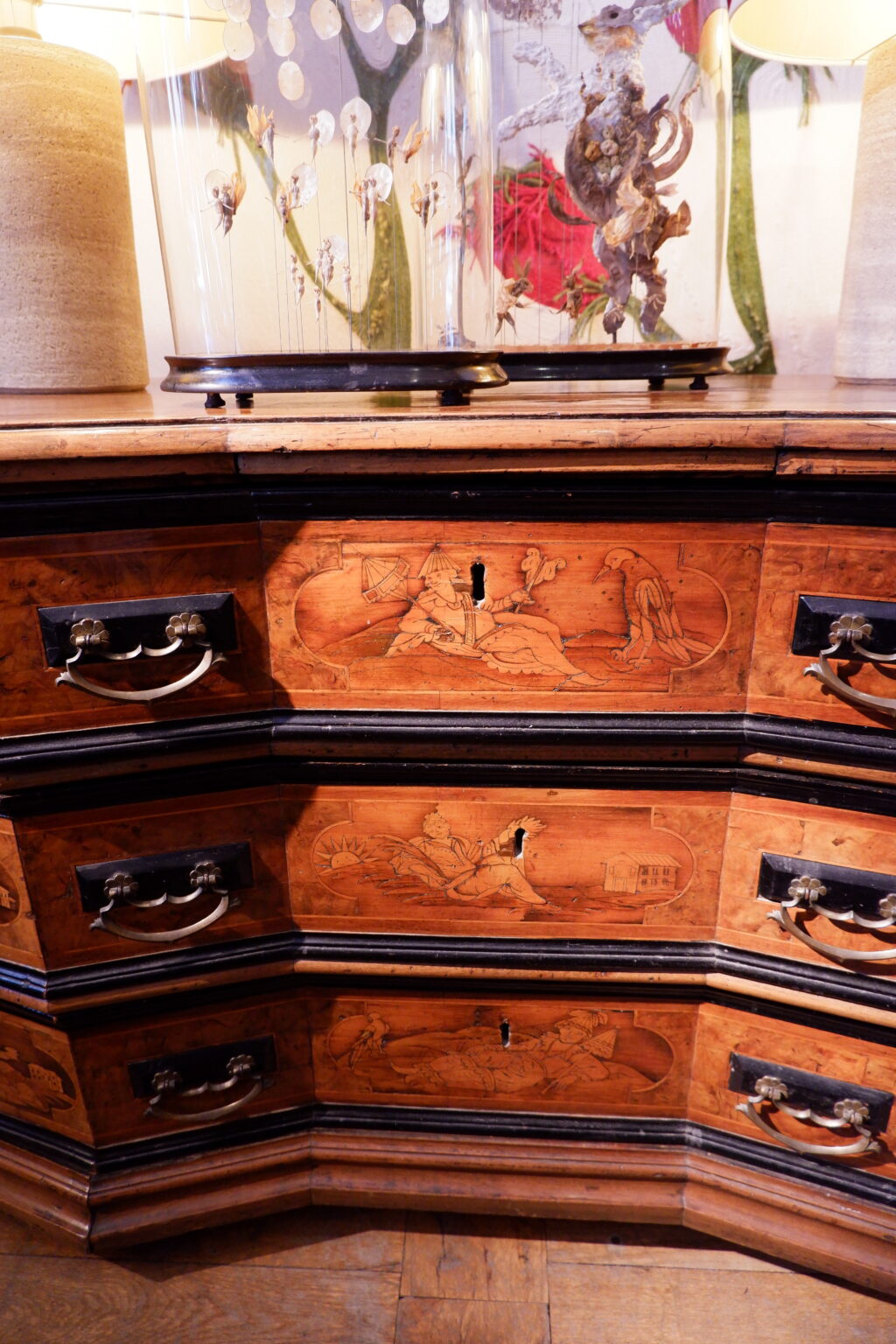 Grande commode vénitienne à pans coupés décor marqueterie de bois fin XIXe – Image 2