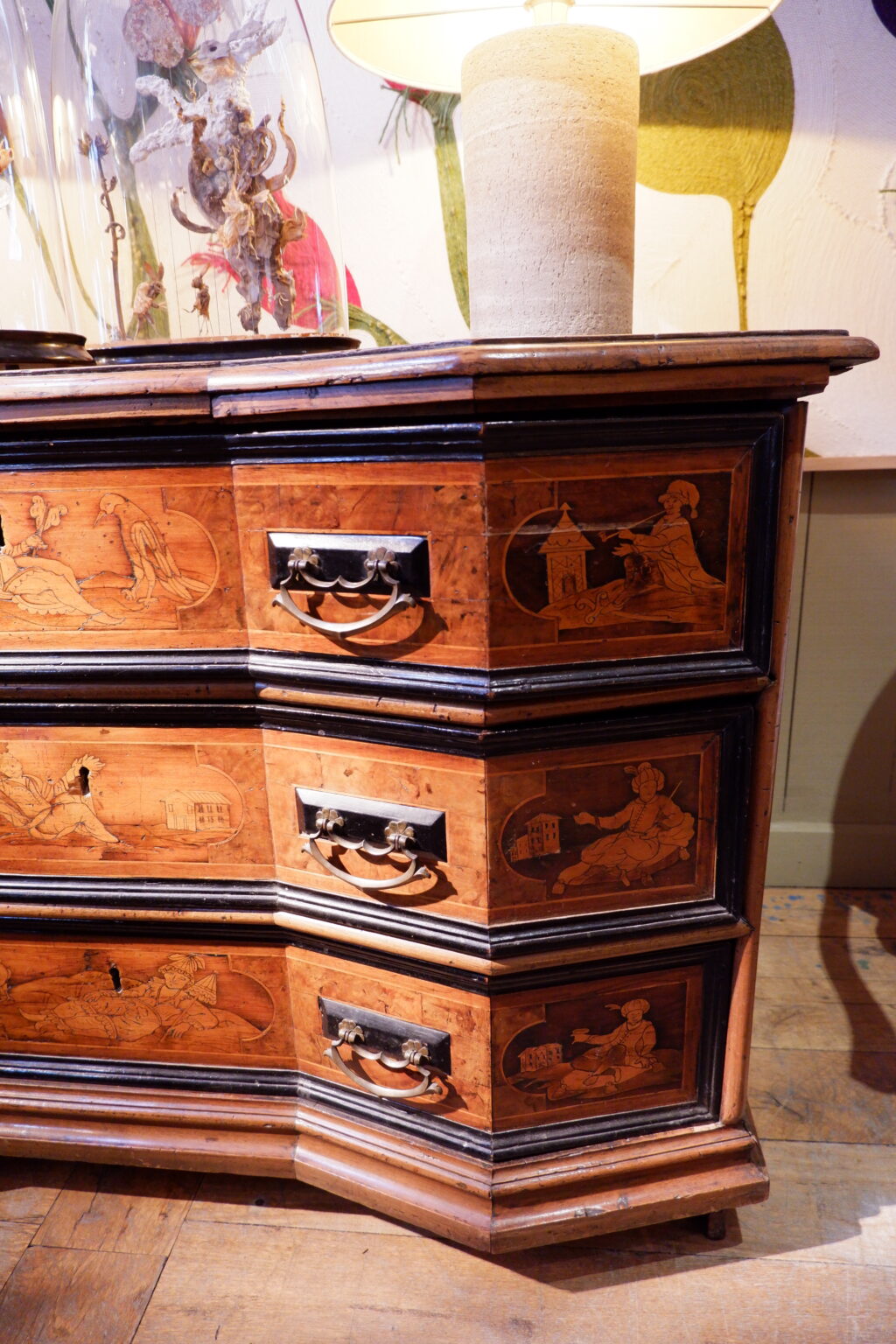 Grande commode vénitienne à pans coupés décor marqueterie de bois fin XIXe – Image 4