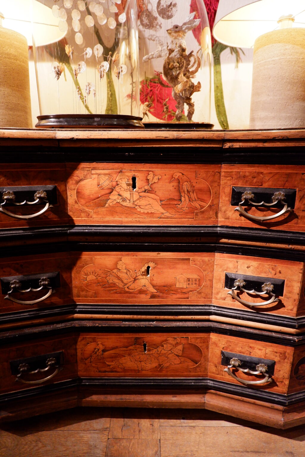 Grande commode vénitienne à pans coupés décor marqueterie de bois fin XIXe – Image 7