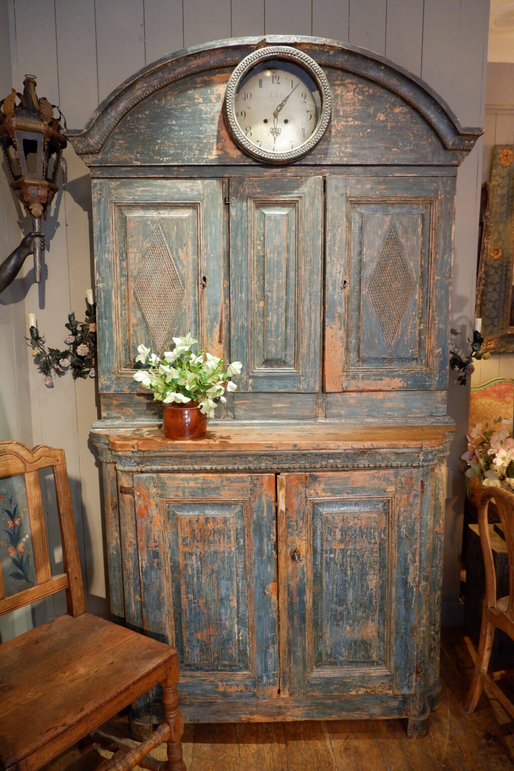 GRAND BUFFET BAROQUE SUEDOIS AVEC HORLOGE PATINE BLEUE CA.1790
