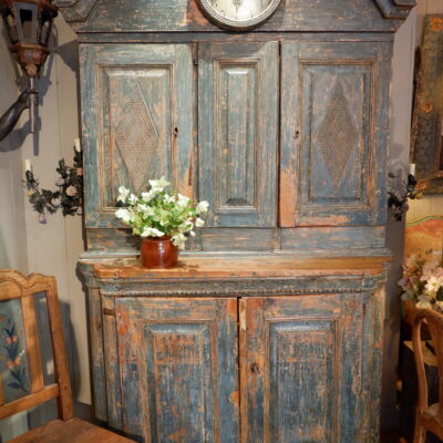 GRAND BUFFET BAROQUE SUEDOIS AVEC HORLOGE PATINE BLEUE CA.1790