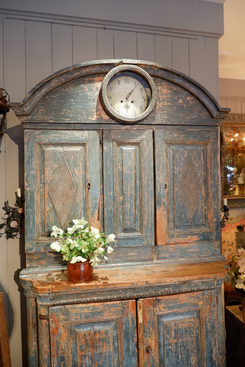 GRAND BUFFET BAROQUE SUEDOIS AVEC HORLOGE PATINE BLEUE CA.1790 – Image 3