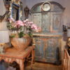 GRAND BUFFET BAROQUE SUEDOIS AVEC HORLOGE PATINE BLEUE CA.1790 – Image 2