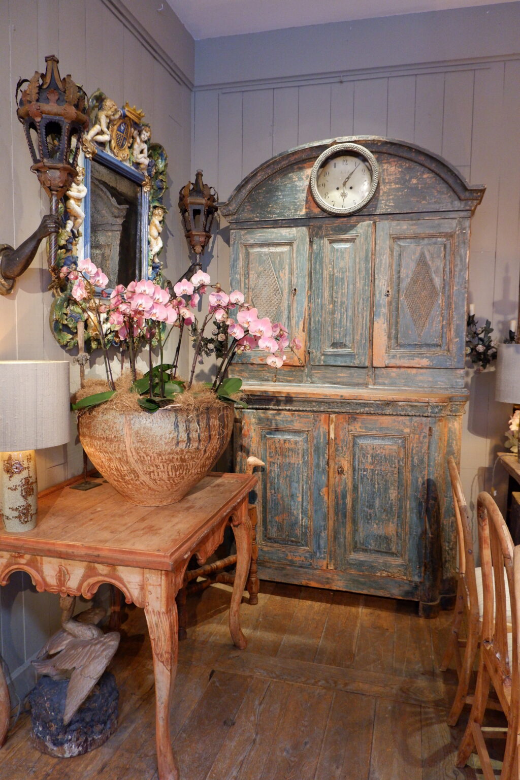 GRAND BUFFET BAROQUE SUEDOIS AVEC HORLOGE PATINE BLEUE CA.1790 – Image 2