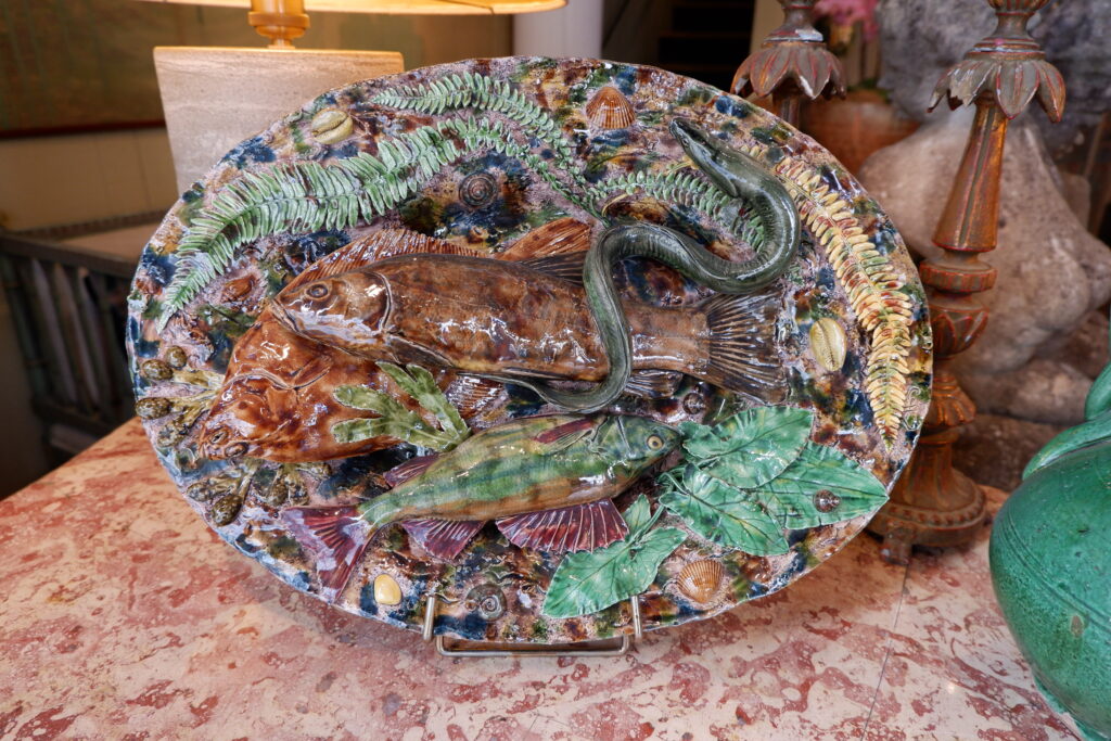 Grand plat en barbotine polychrome figurant poissons, couleuvres insectes -fin XIXe par les suiveurs de Palissy – Image 2