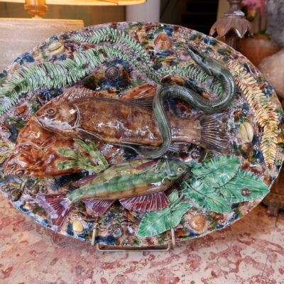 Grand plat en barbotine polychrome figurant poissons, couleuvres insectes -fin XIXe par les suiveurs de Palissy
