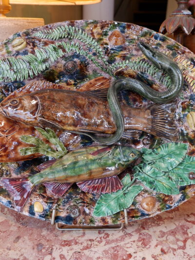 Grand plat en barbotine polychrome figurant poissons, couleuvres insectes -fin XIXe par les suiveurs de Palissy