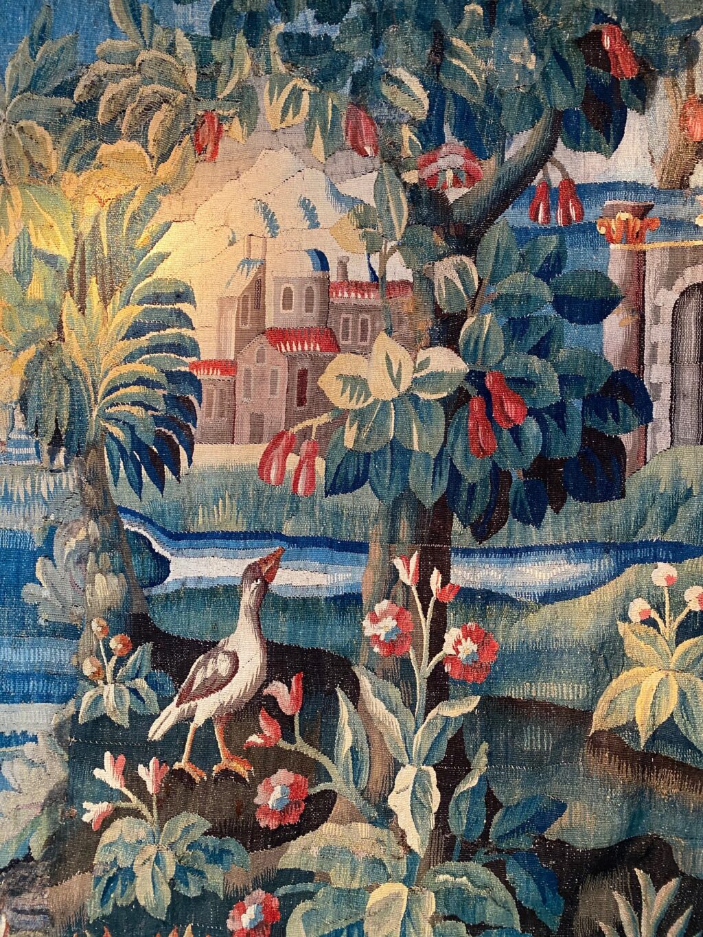 Tapisserie d'Aubusson fin XVIIIe - oiseaux dans un motif de verdure.