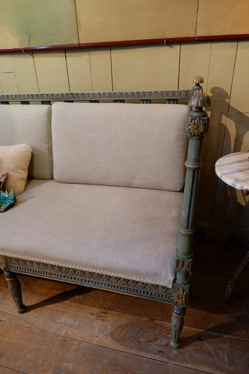 Banquette Gustavienne à barreaux décor palmette, patine vert & or - Suède ca.1800 – Image 7