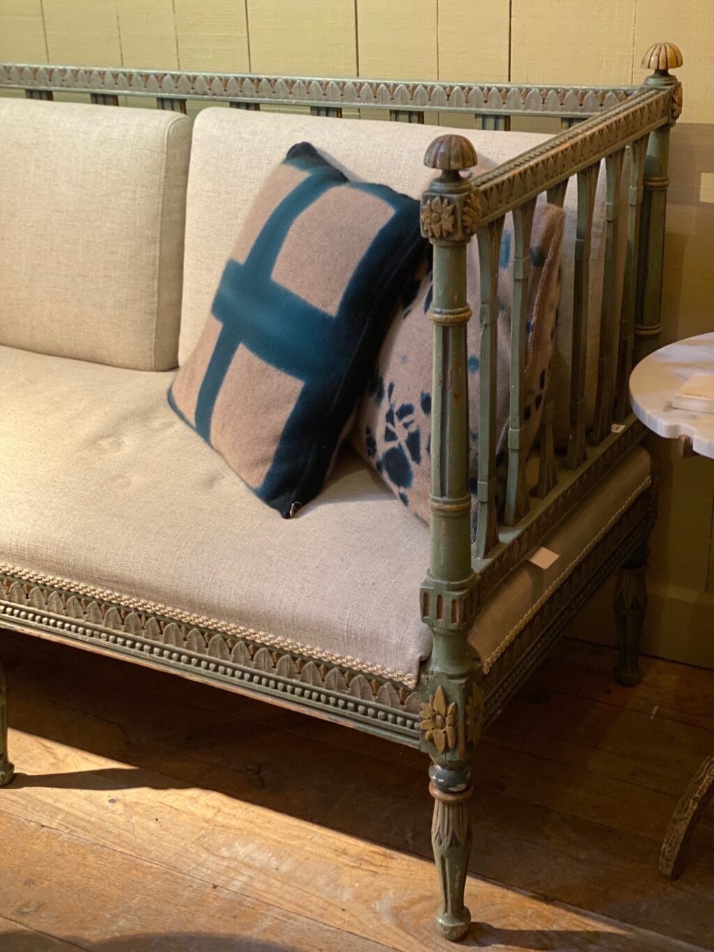 Banquette Gustavienne à barreaux décor palmette, patine vert & or - Suède ca.1800