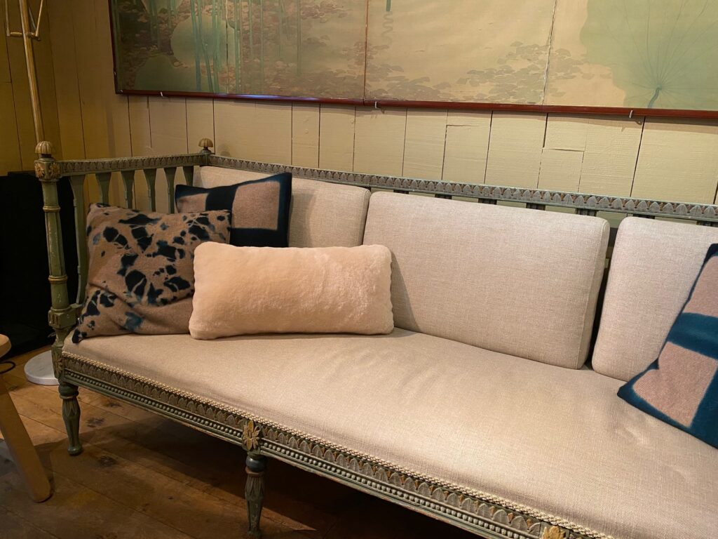 Banquette Gustavienne à barreaux décor palmette, patine vert & or - Suède ca.1800 – Image 2