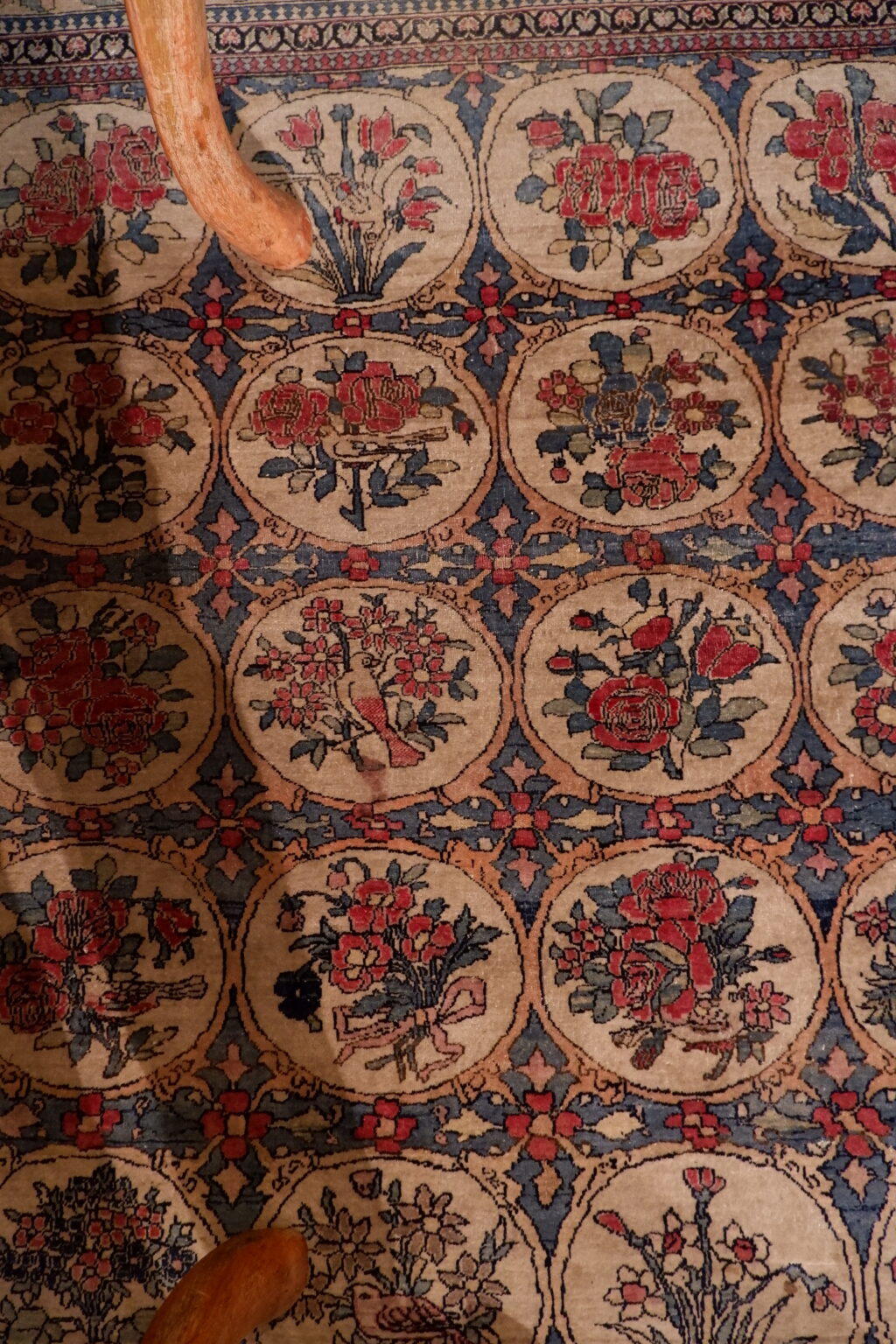 Tapis persan laine & soie motif floral & oiseaux – Image 3