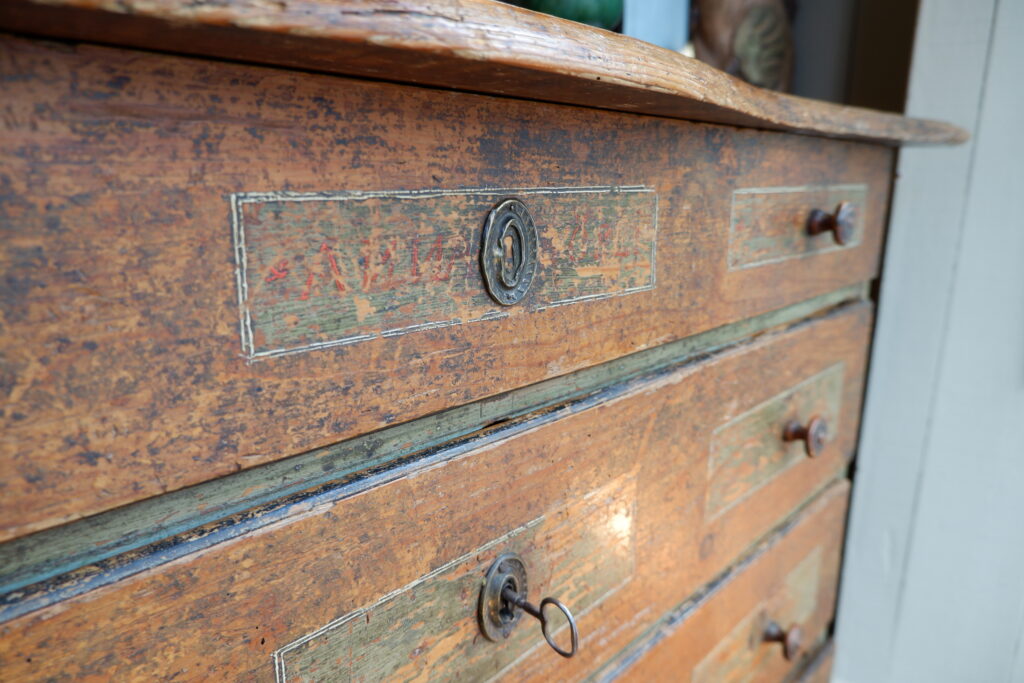 Grande commode à 4 tiroirs en bois peint - Alpes du Sud ca.1816 – Image 2