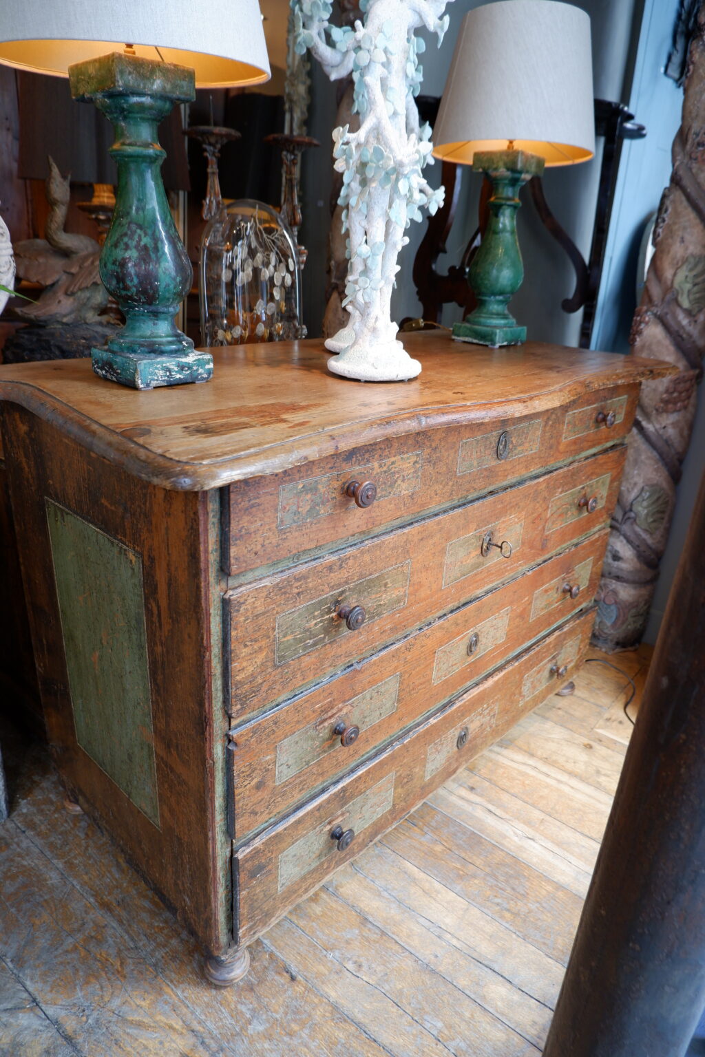 Grande commode à 4 tiroirs en bois peint - Alpes du Sud ca.1816
