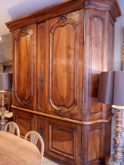 Large 4-door carved walnut cabinet from the early 18th century