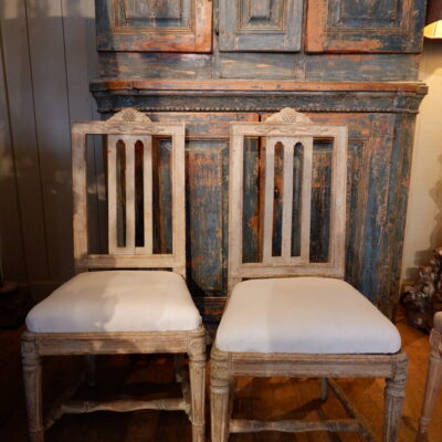 Paire de chaises gustaviennes en bois sculpté, patine gris clair ca.1800