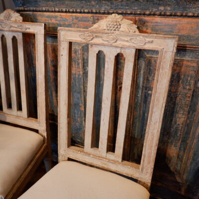 Pair of Gustavian chairs in carved wood, light grey patina ca.1800