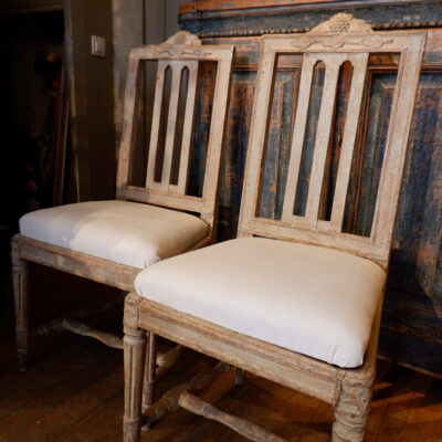 Paire de chaises gustaviennes en bois sculpté, patine gris clair ca.1800