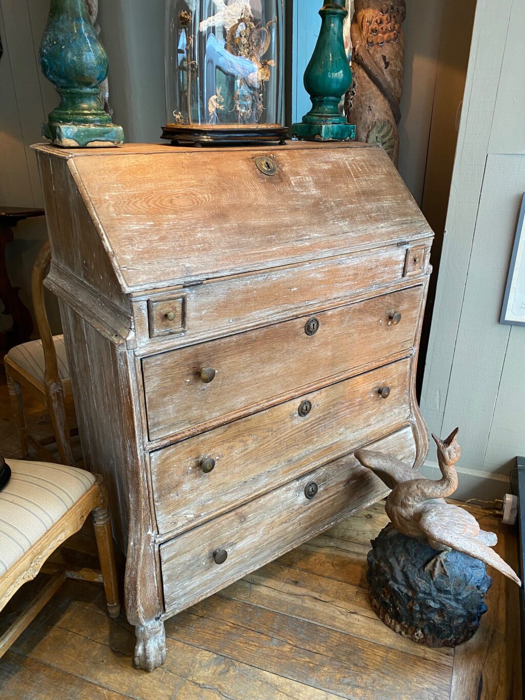 Commode scriban en chêne clair blanchi pieds pattes de lion ca.1880 – Image 2