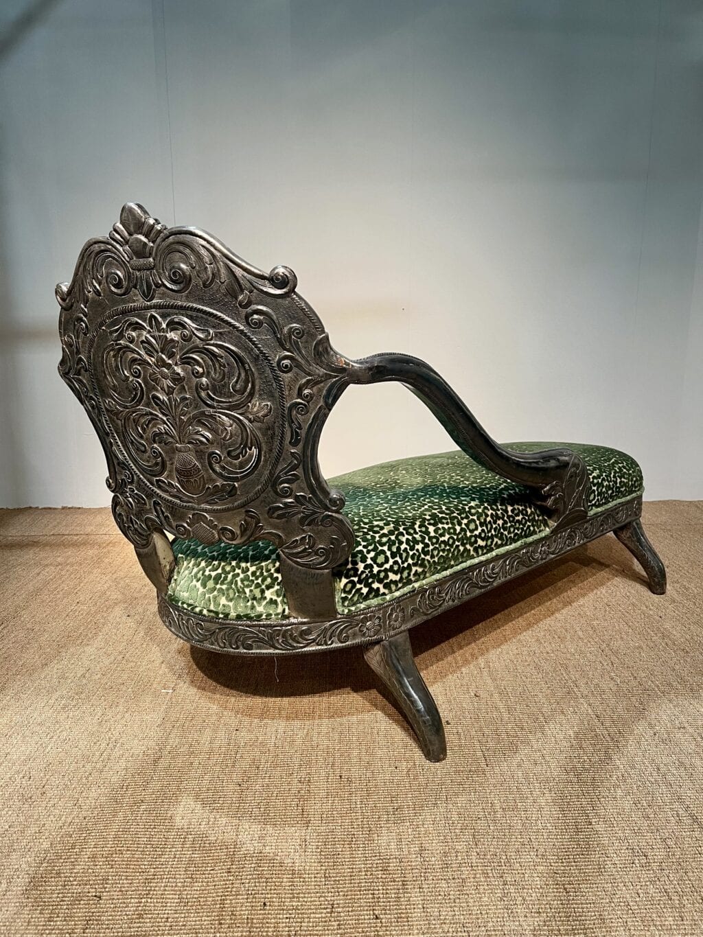 CHAISE LONGUE EN BOIS SCULPTÉ ET FEUILLE D’ARGENT