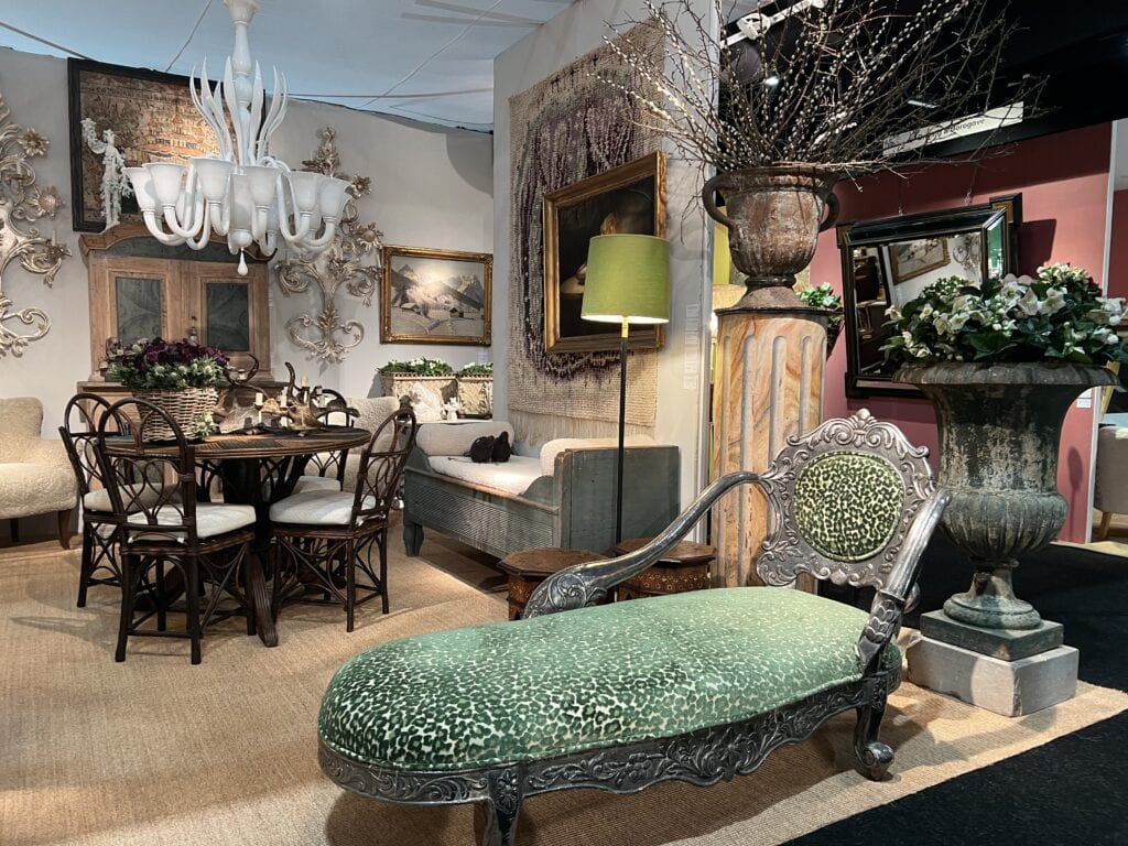 CHAISE LONGUE EN BOIS SCULPTÉ ET FEUILLE D’ARGENT