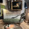 CHAISE LONGUE EN BOIS SCULPTÉ ET FEUILLE D’ARGENT