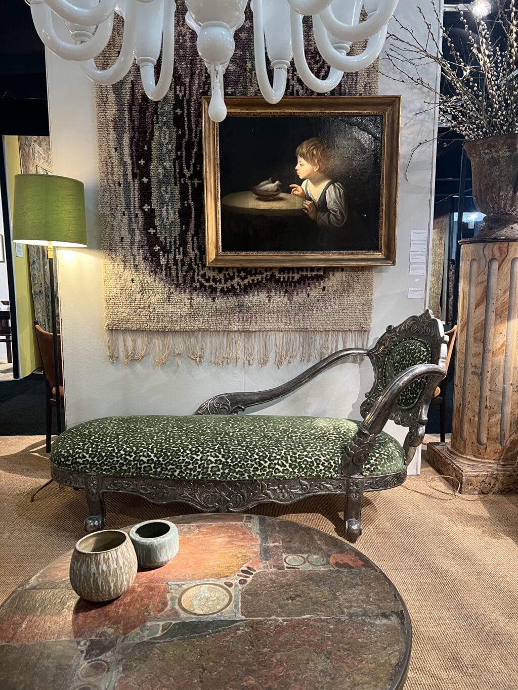 CHAISE LONGUE EN BOIS SCULPTÉ ET FEUILLE D’ARGENT