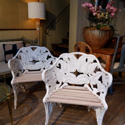 Paire de fauteuils de jardin “Fougères” en fonte blanche – Suède ca.1900