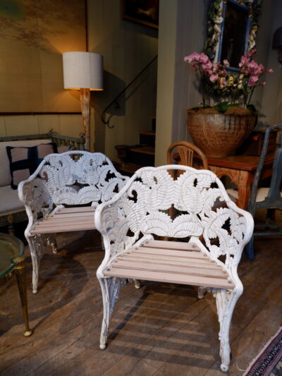Paire de fauteuils de jardin “Fougères” en fonte blanche – Suède ca.1900
