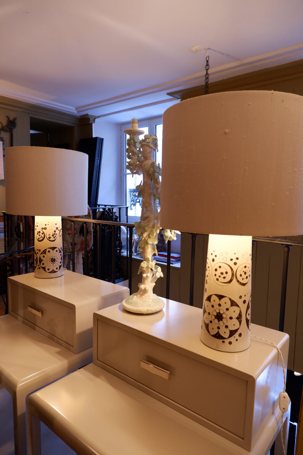 PAIRE DE LAMPES EN CERAMIQUE BLANCHE & FLEURS MARRON PAR TOREBODA SUEDE CA1960