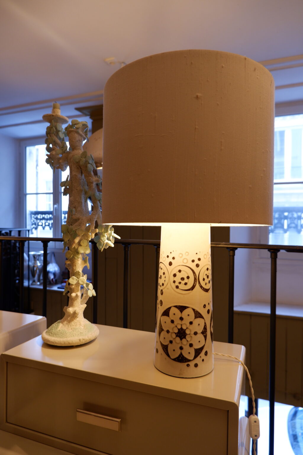 PAIRE DE LAMPES EN CERAMIQUE BLANCHE & FLEURS MARRON PAR TOREBODA SUEDE CA1960 – Image 2